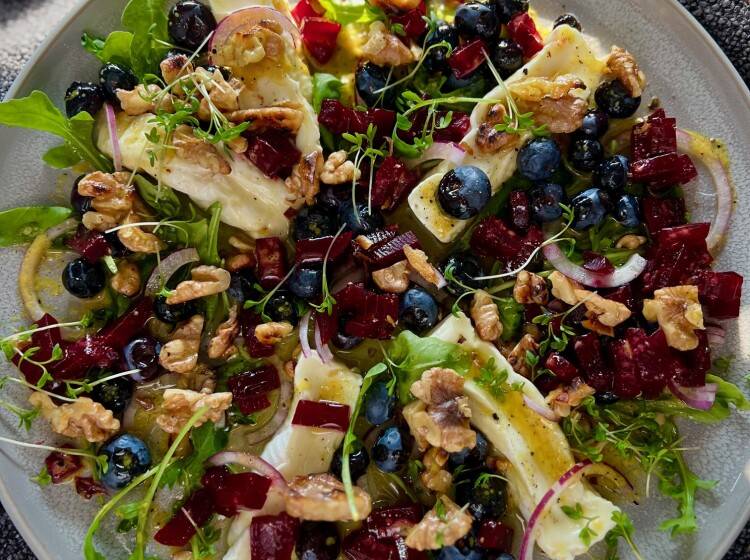 Salade met rode bieten en geitenkaas